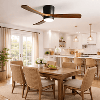 Ventilateur de plafond en bois au-dessus d'une table de salle à manger