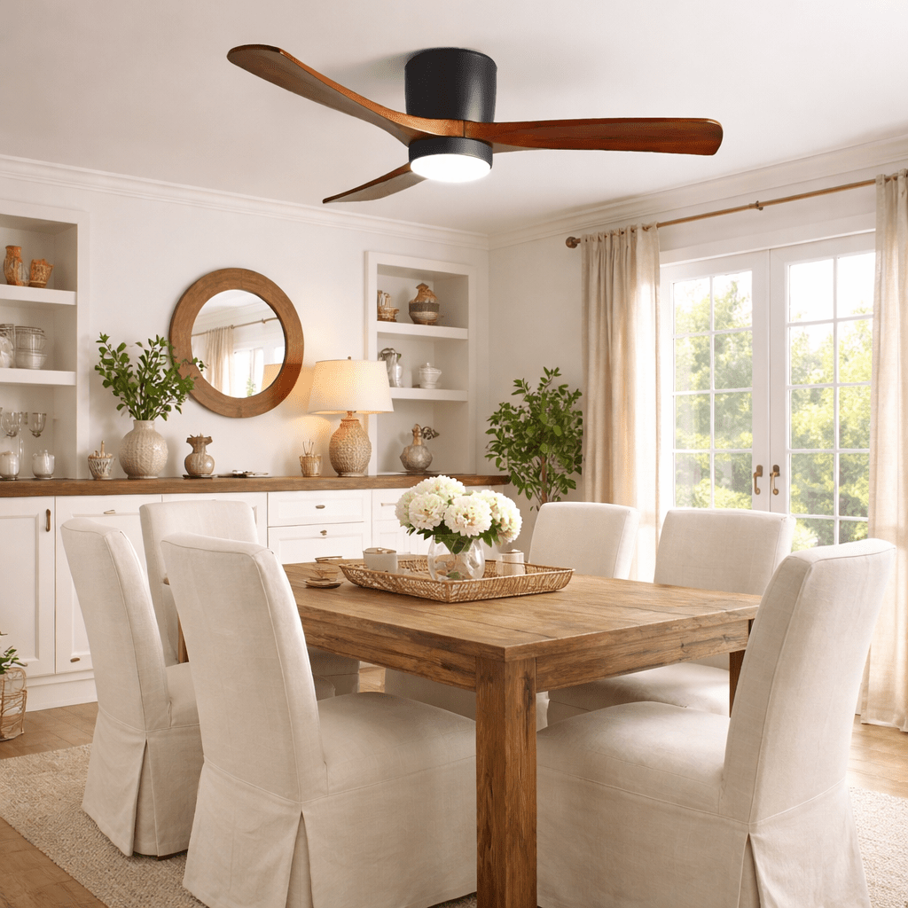 Ventilateur de plafond en bois dans une salle à manger avec table en chêne