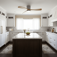 Ventilateur de plafond en bois au-dessus d'un îlot de cuisine