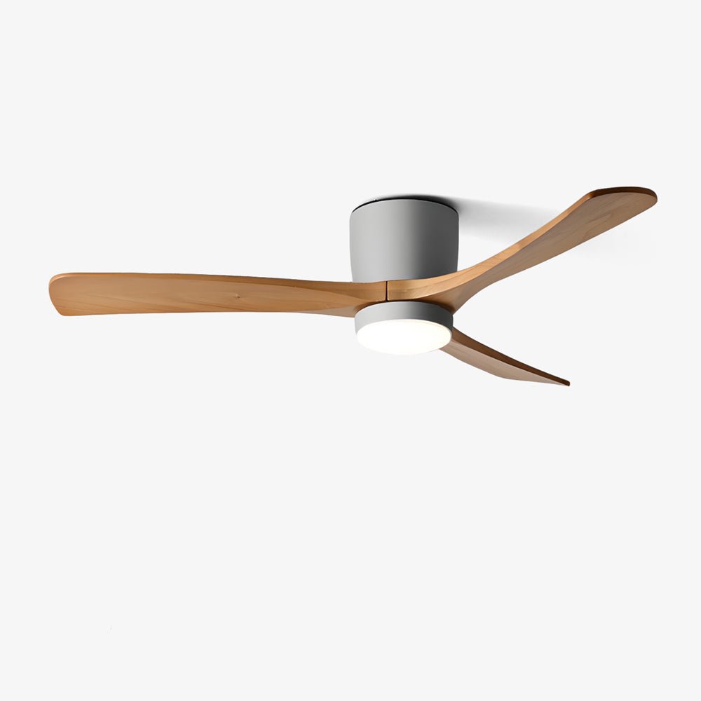 Ventilateur de plafond en bois avec lumière sur fond blanc