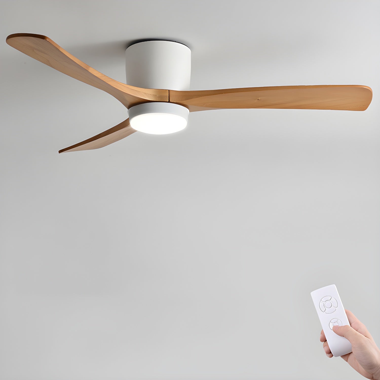 Ventilateur de plafond blanc et bois naturel