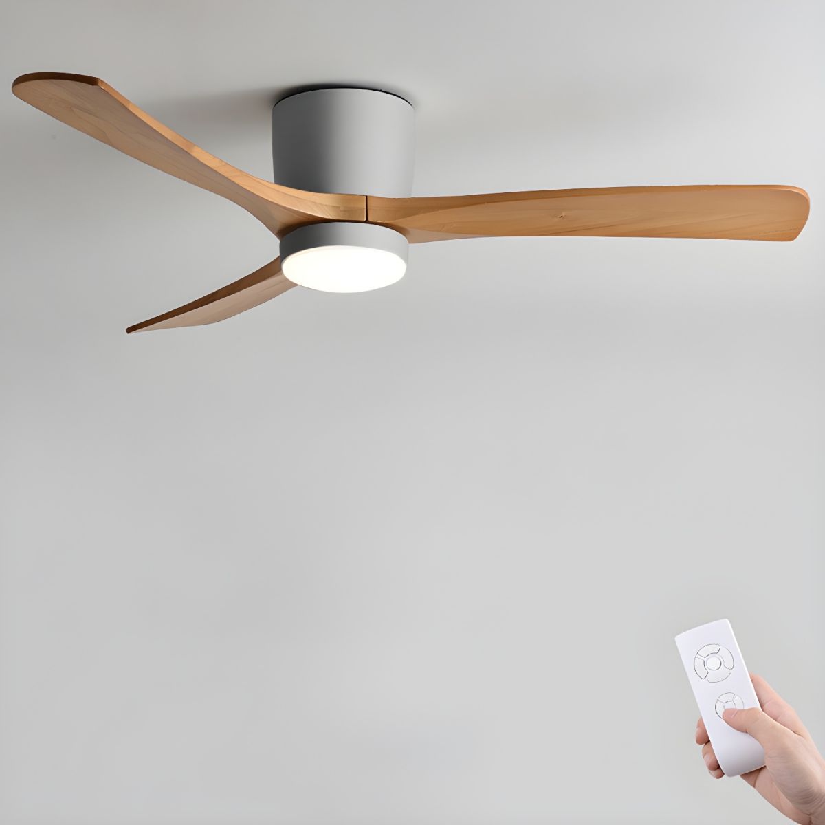 Ventilateur de plafond gris et bois naturel