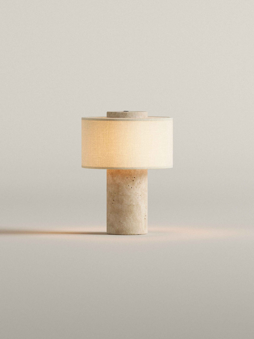 Lampe de table sans fil finition travertin sur fond clair