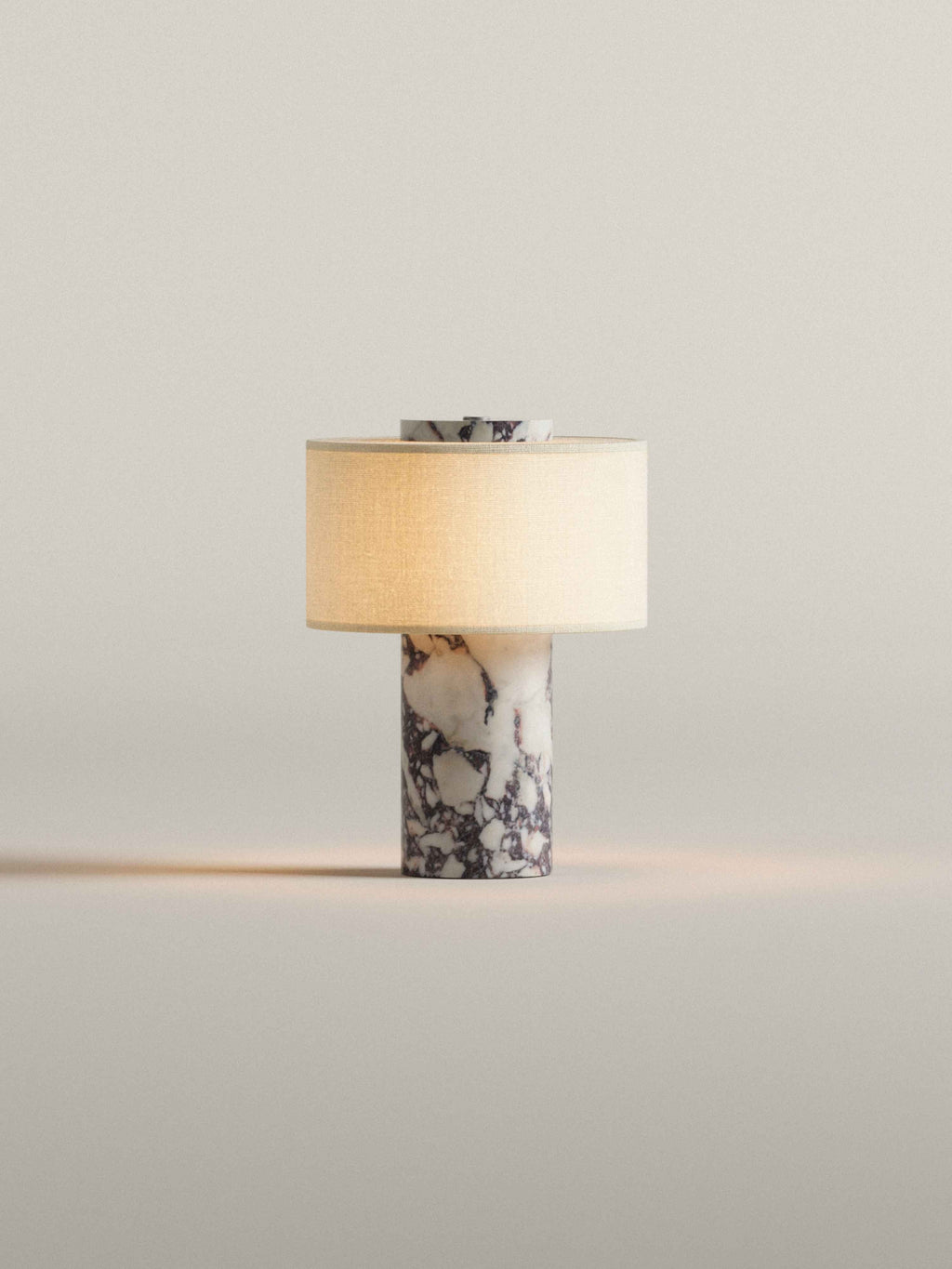 Lampe de table sans fil en marbre veiné prune et abat-jour en lin