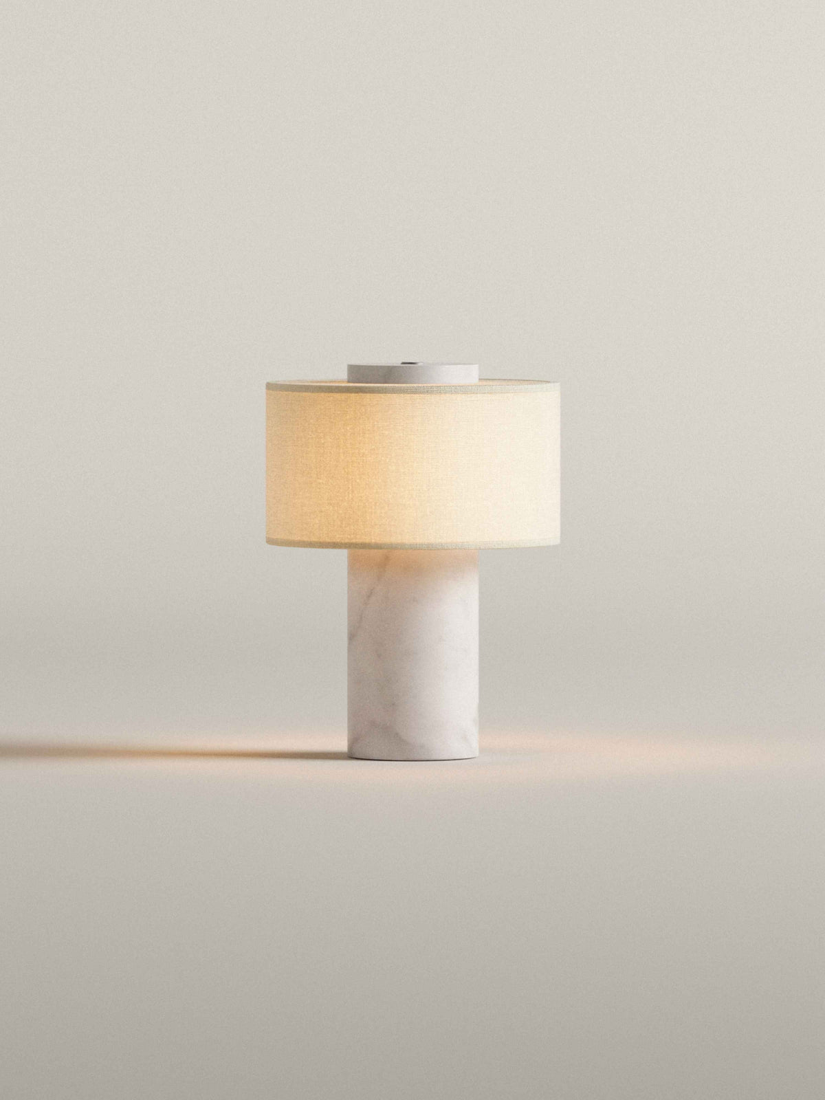 Lampe de table sans fil finition marbre blanc sur fond clair