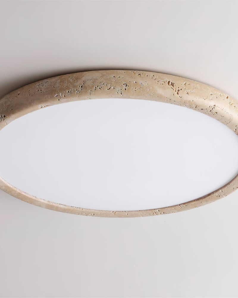 Anneau en travertin brut du plafonnier design vu de près