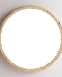Plafonnier design en travertin présenté sur fond neutre