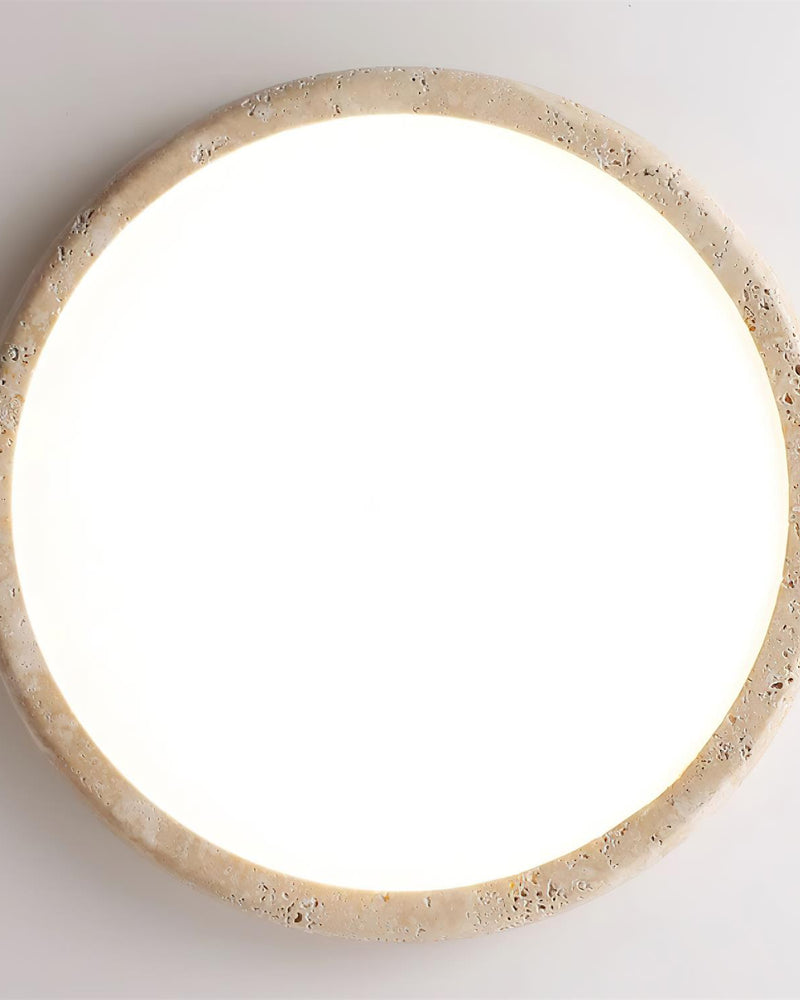 Plafonnier design en travertin présenté sur fond neutre
