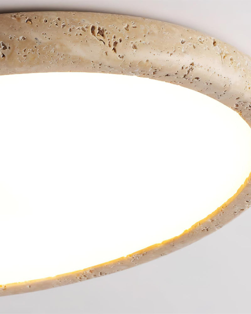 Plafonnier en travertin allumé diffusant une lumière blanc chaud