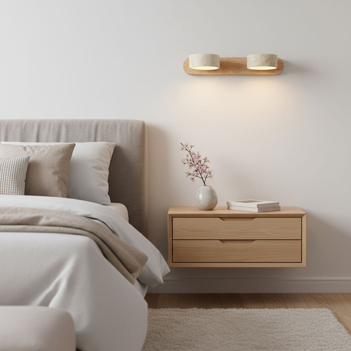 Applique en travertin et bois au-dessus d'une table de chevet dans une chambre