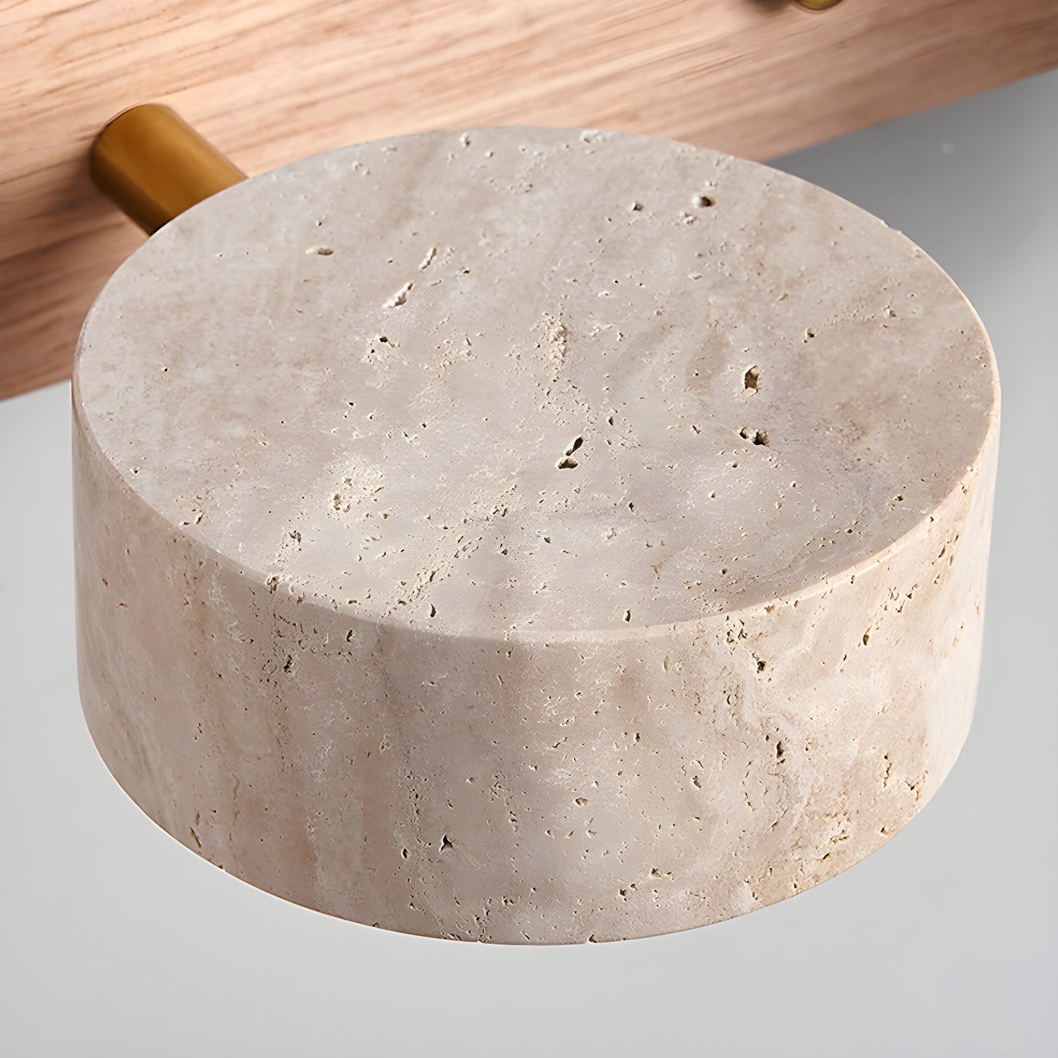 Gros plan sur la texture poreuse du travertin jaune naturel