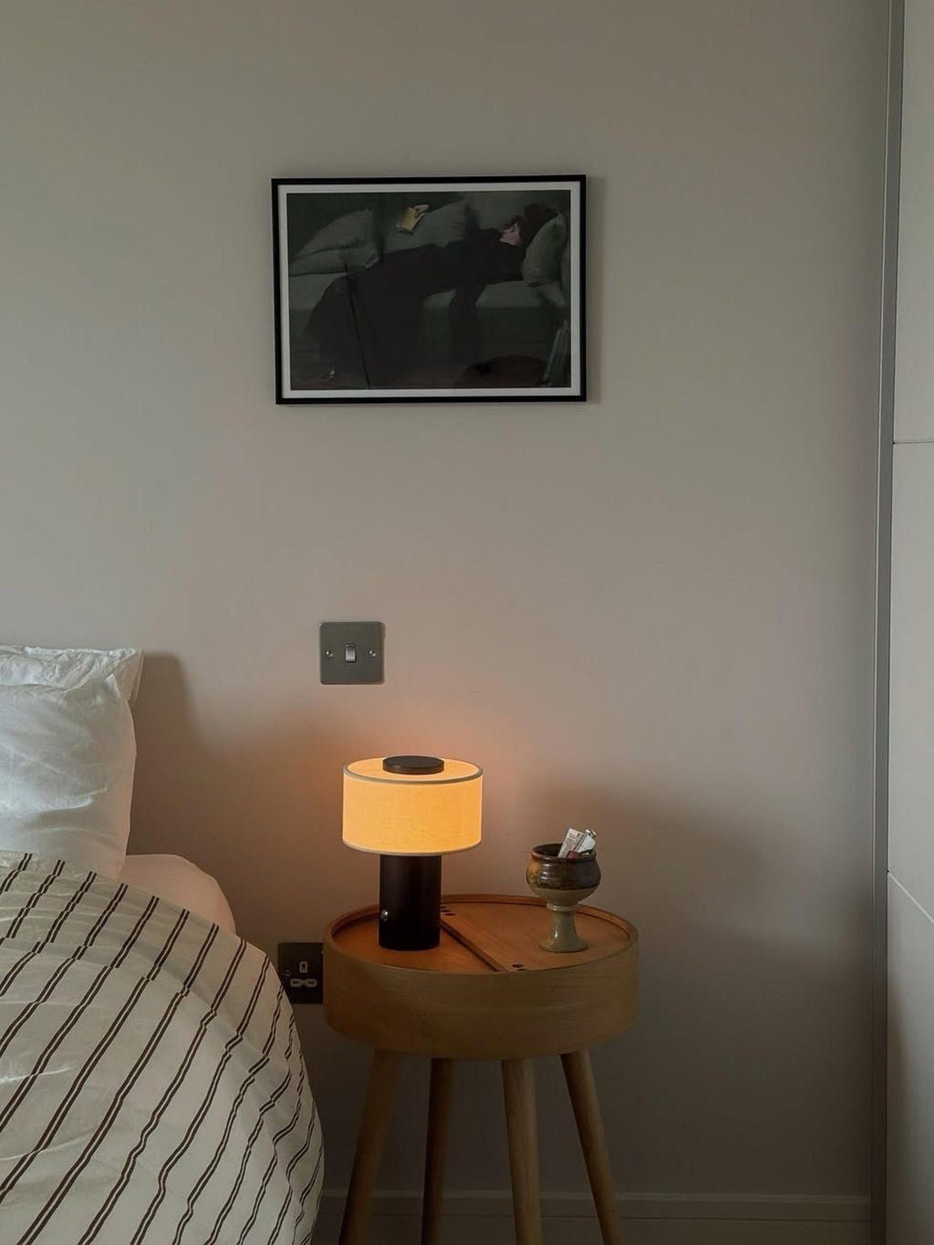 Lampe de table sans fil finition bronze sur une table de chevet