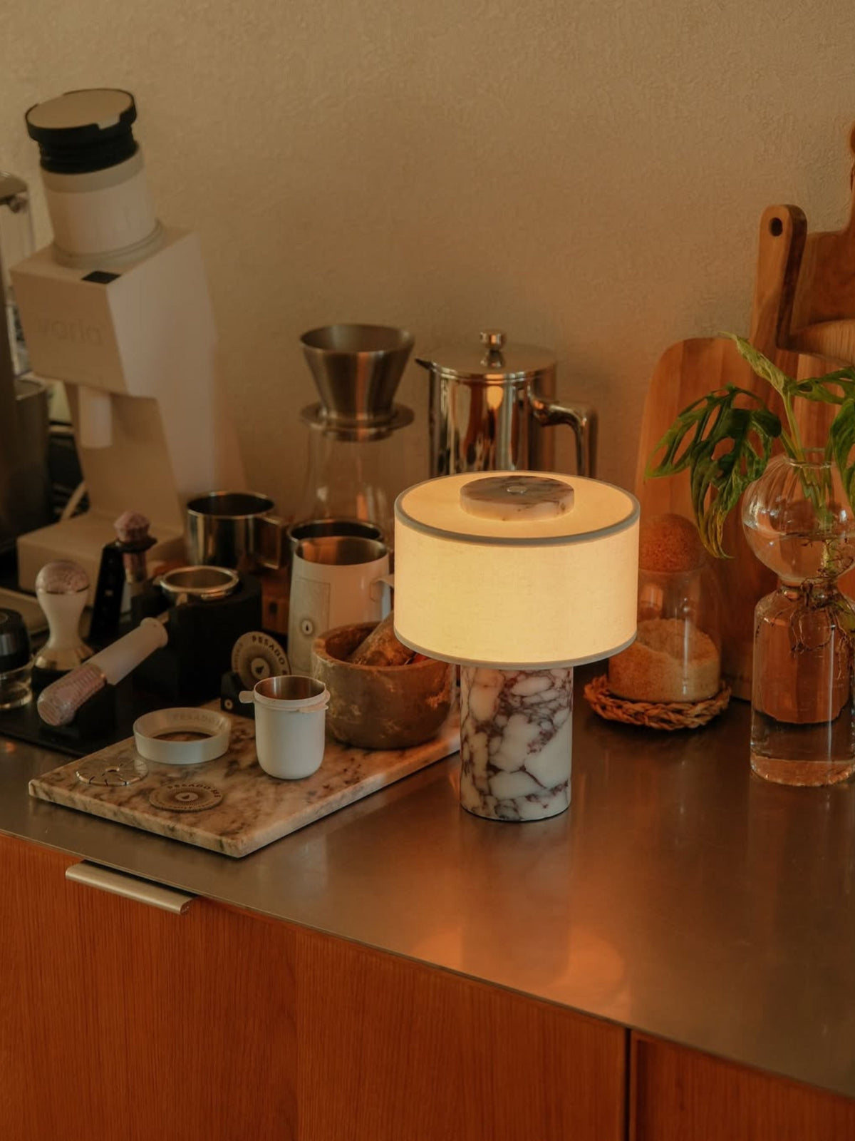 Lampe de table sans fil posée sur un plan de travail de cuisine