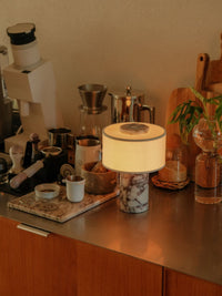 Lampe de table sans fil posée sur un plan de travail de cuisine