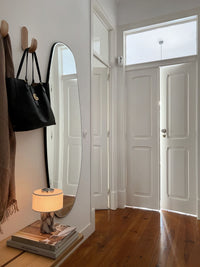 Lampe de table sans fil dans une entrée près d'un miroir