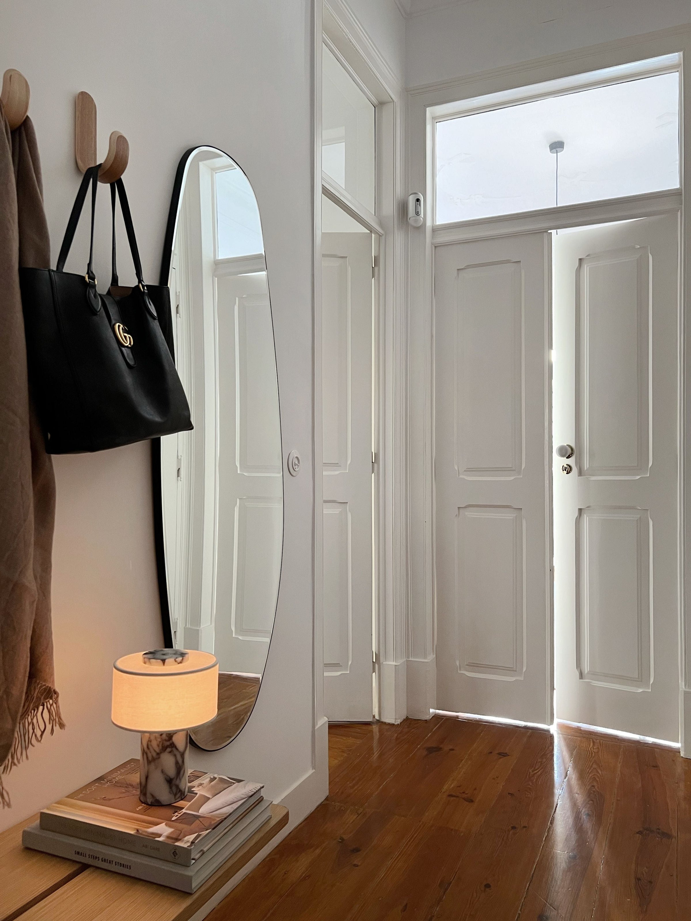 Lampe de table sans fil dans une entrée près d'un miroir