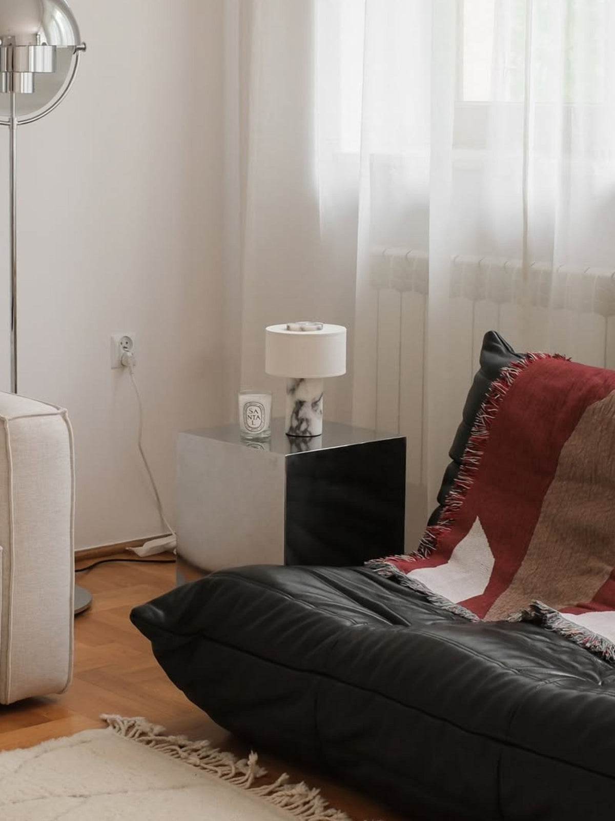 Lampe de table sans fil dans un salon lumineux aux grandes fenêtres