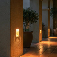 Applique murale LED extérieure sur colonne, éclairage de terrasse le soir