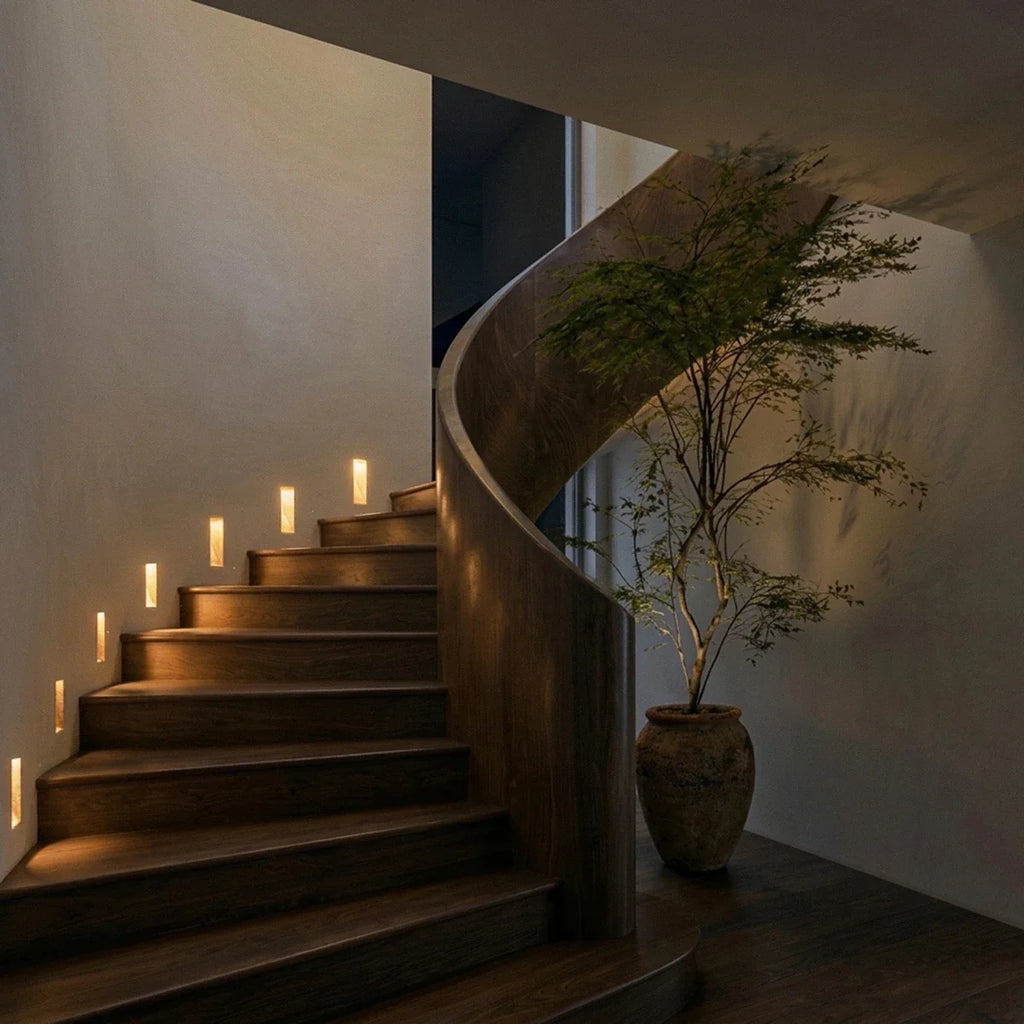 Appliques murales LED pour escalier balisant un escalier hélicoïdal en bois