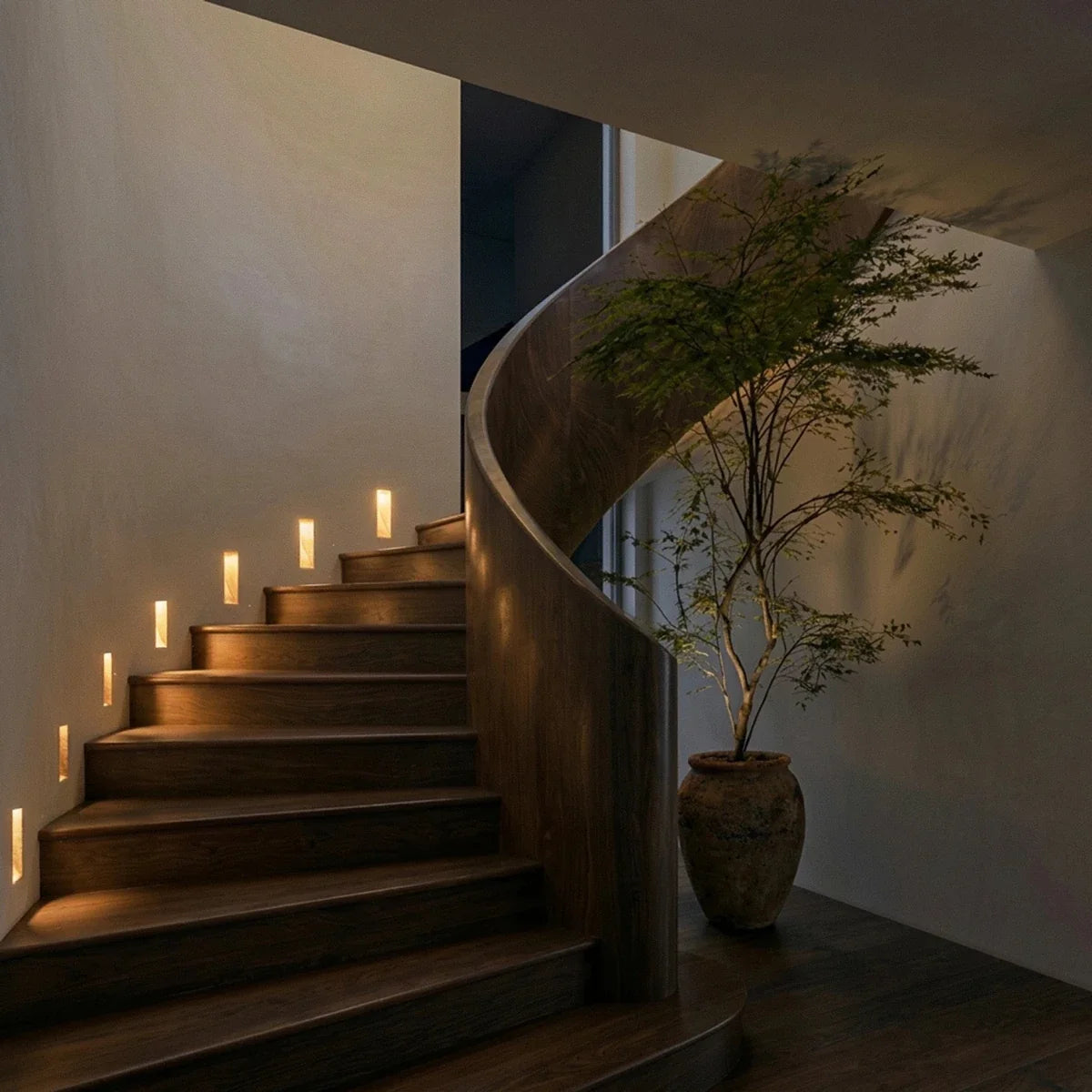 Appliques murales LED pour escalier balisant un escalier hélicoïdal en bois