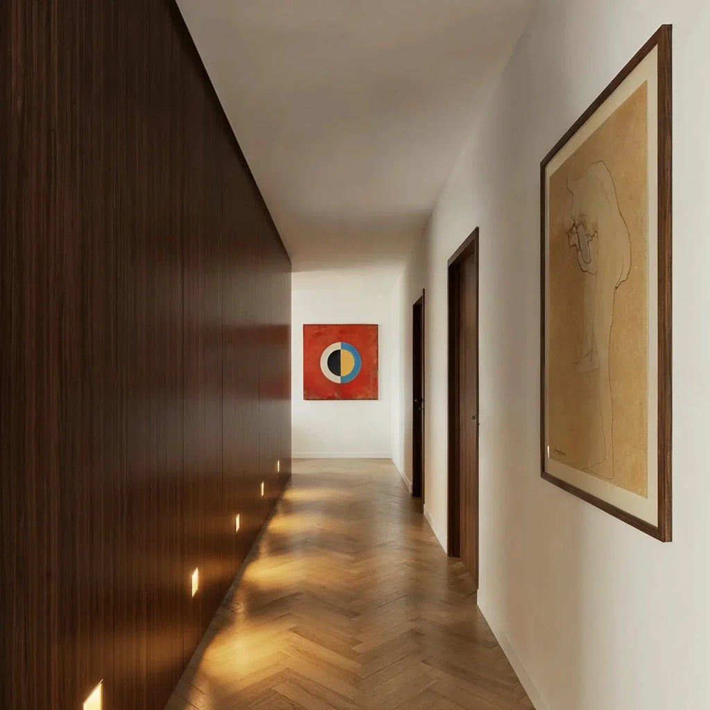 Applique murale LED de balisage dans un couloir en parquet, éclairage bas