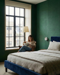 Applique murale en verre blanche dans une chambre au mur vert