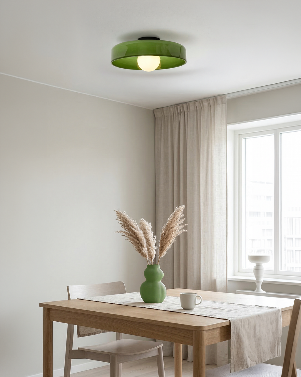 Applique en verre vert montée au plafond d'une salle à manger