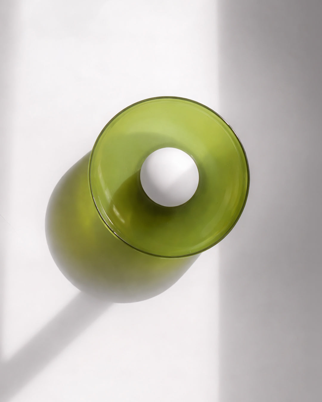 Applique murale en verre vert vue de profil