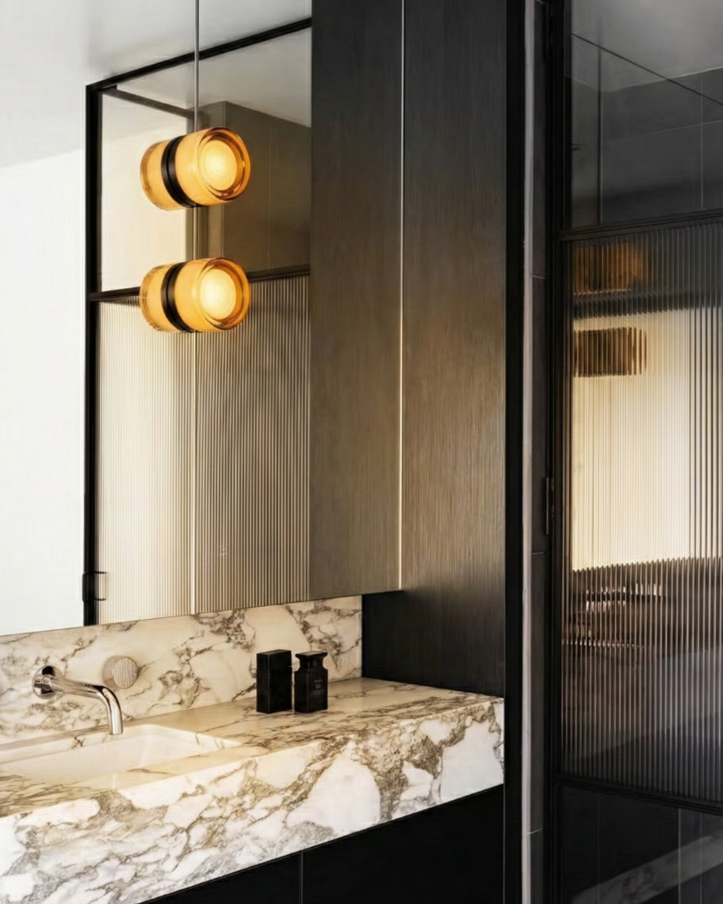 Applique murale en verre ambre en duo dans une salle de bain en marbre
