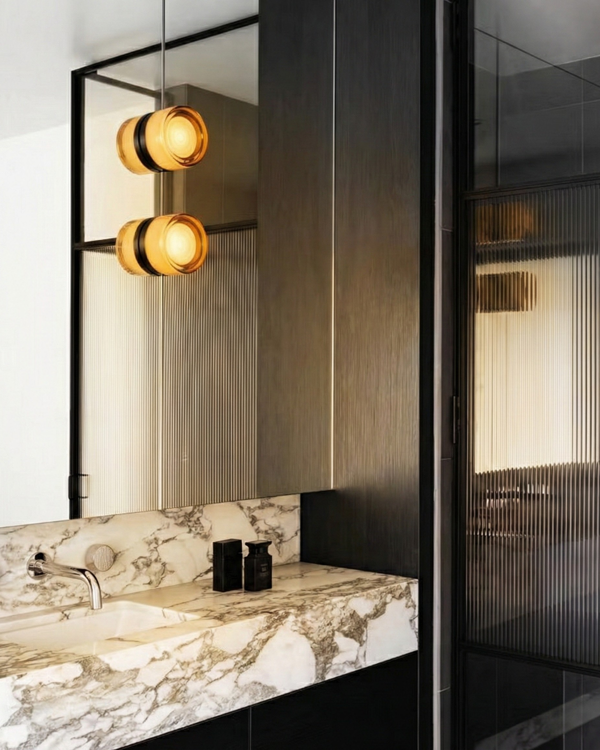 Applique murale en verre ambre en duo dans une salle de bain en marbre