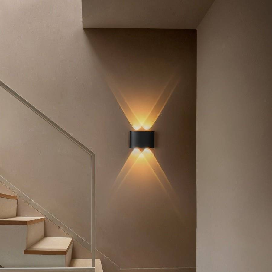 Applique murale LED éclairant une cage d'escalier moderne