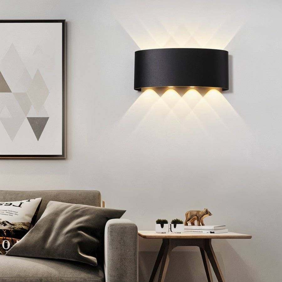 Applique murale LED noire au-dessus d'un canapé gris