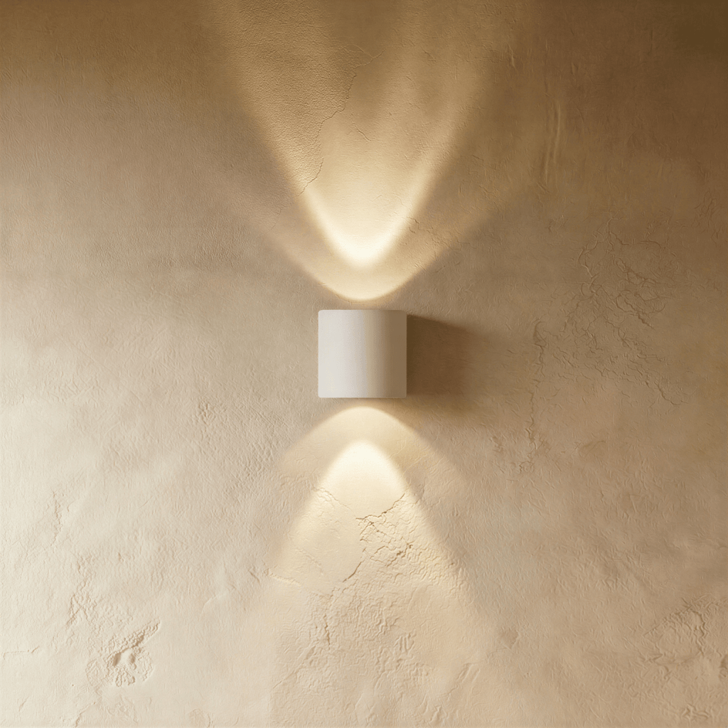 Applique murale LED étanche blanche avec double faisceau lumineux sur mur beige