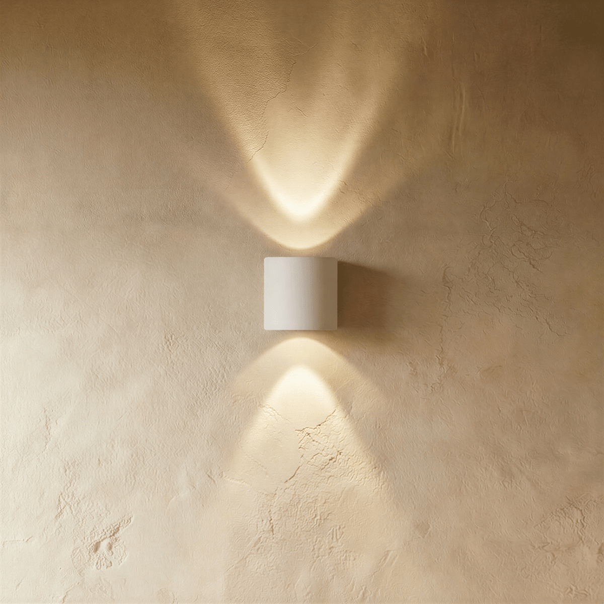 Applique murale LED étanche blanche avec double faisceau lumineux sur mur beige