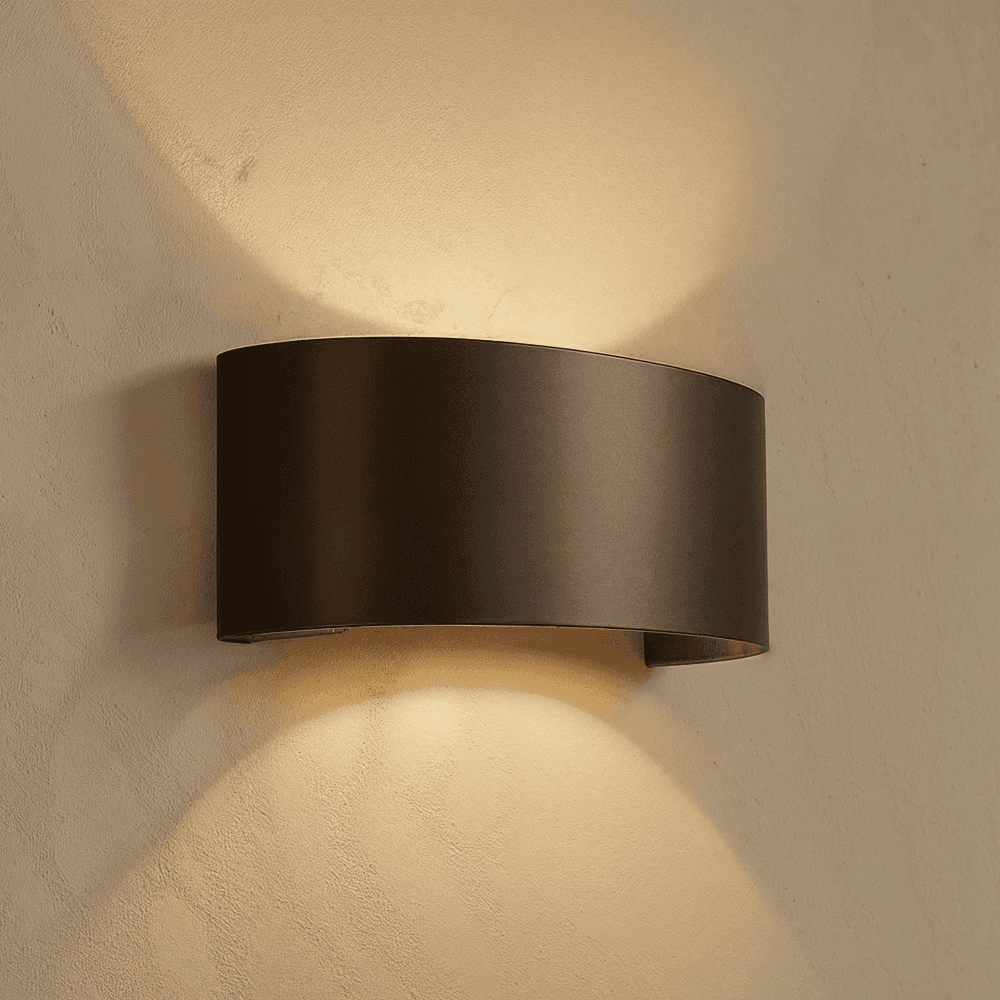 Applique murale LED étanche noire incurvée éclairant un mur en plâtre