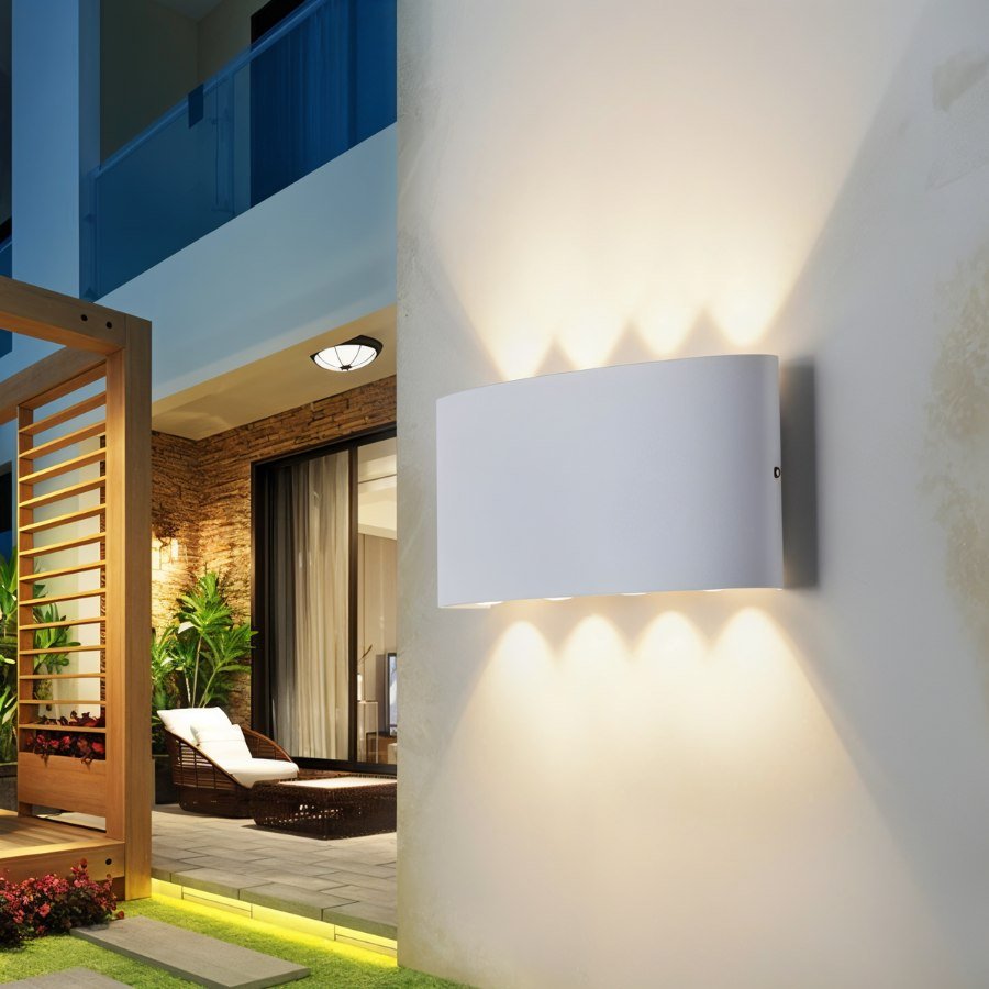 Applique murale LED blanche à huit faisceaux sur une terrasse le soir