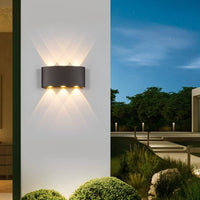 Applique murale LED noire à six faisceaux sur un pilier extérieur
