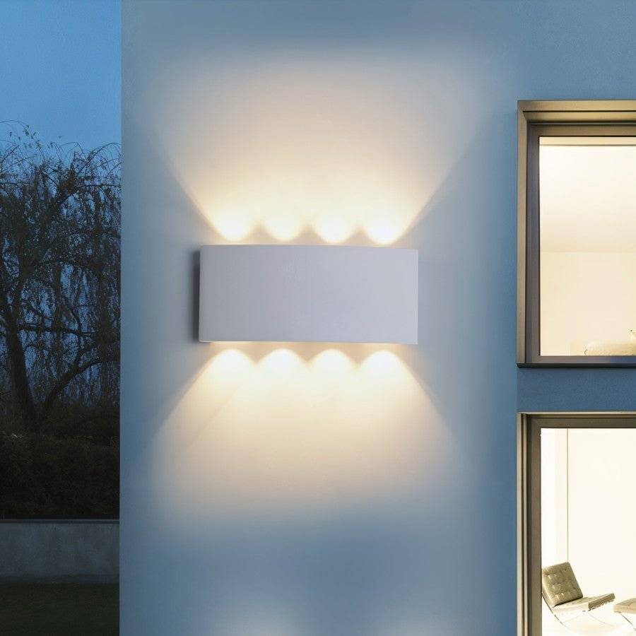 Applique murale LED blanche éclairant un mur bleuté de nuit