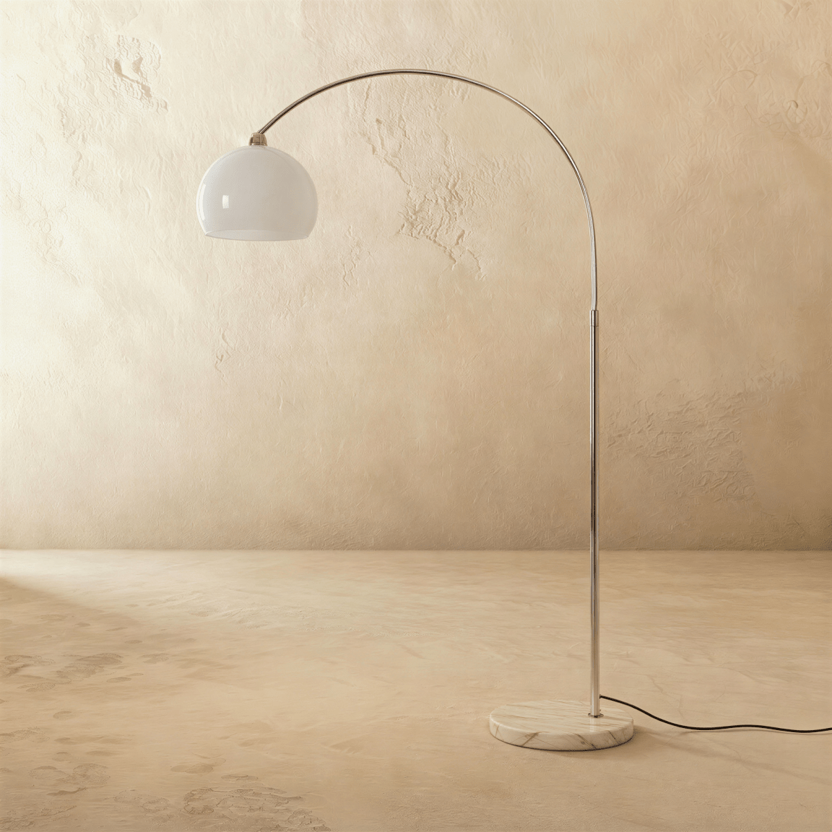 Lampadaire design mid-century avec abat-jour blanc et pied chromé
