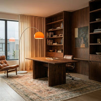 Lampadaire design orange dans un bureau en bois avec grande table