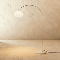 Lampadaire design mid-century en arc avec abat-jour blanc et base en marbre