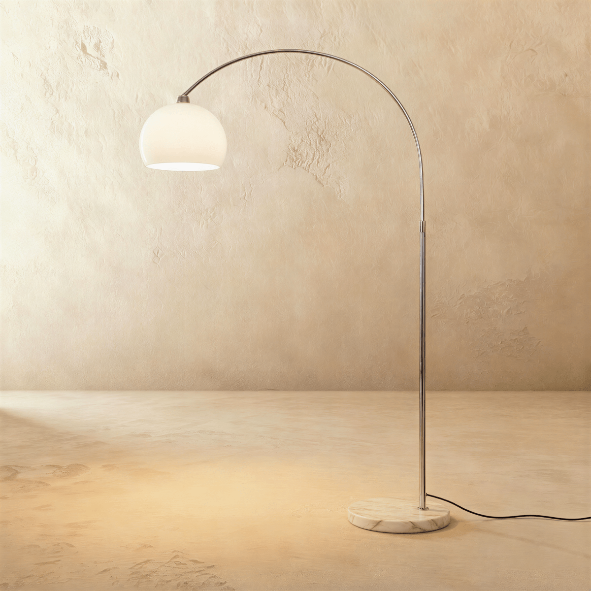 Lampadaire design mid-century en arc avec abat-jour blanc et base en marbre