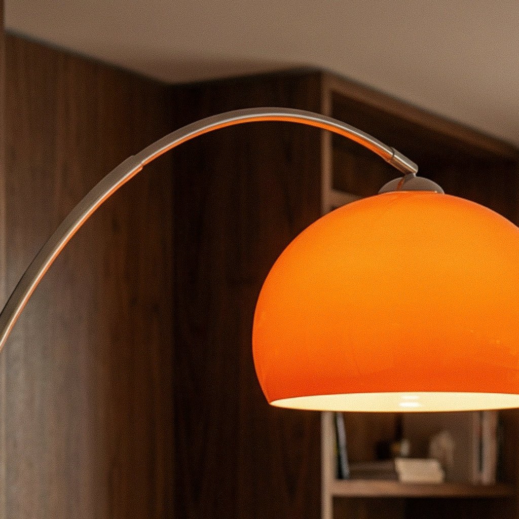 Gros plan sur l'abat-jour orange du lampadaire design en arc
