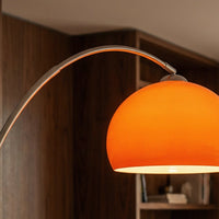 Gros plan sur l'abat-jour orange du lampadaire design en arc