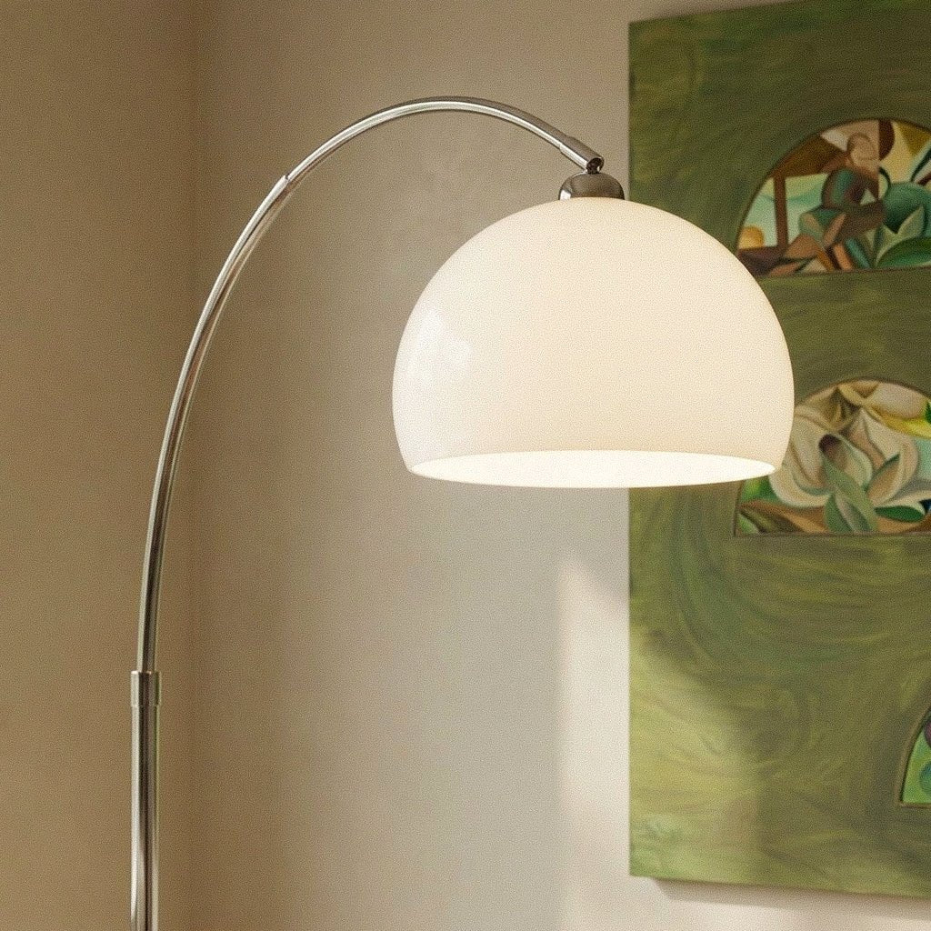Gros plan sur l'abat-jour blanc du lampadaire design mid-century