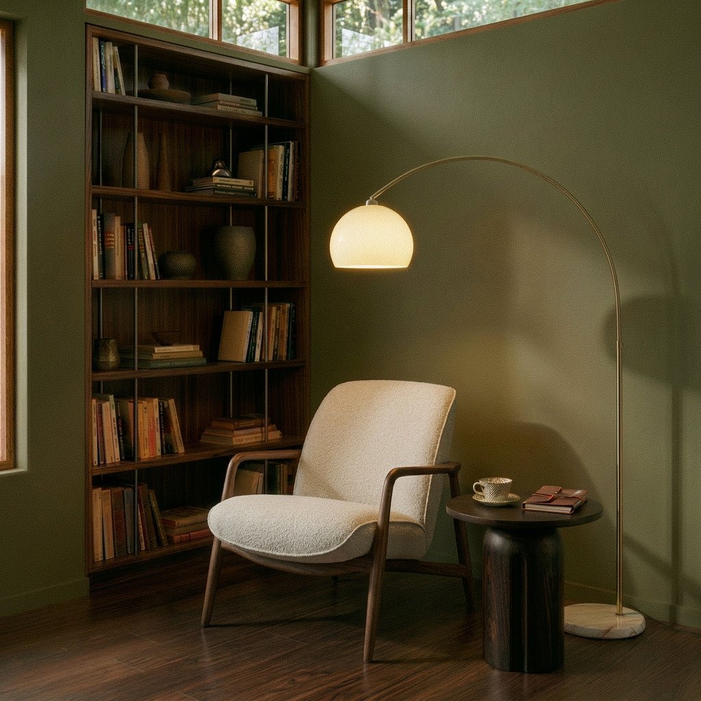 Lampadaire design blanc éclairant un coin lecture avec fauteuil et bibliothèque