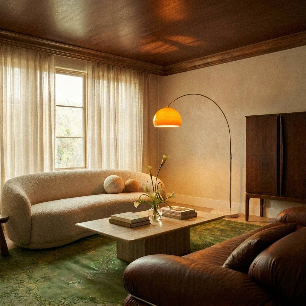 Lampadaire design orange en arc dans un salon chaleureux avec canapé beige
