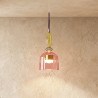 Détail de la suspension verre rose avec éléments de verre coloré
