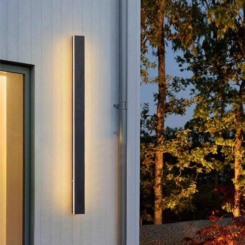 Applique murale extérieure LED minimaliste dans un jardin arboré