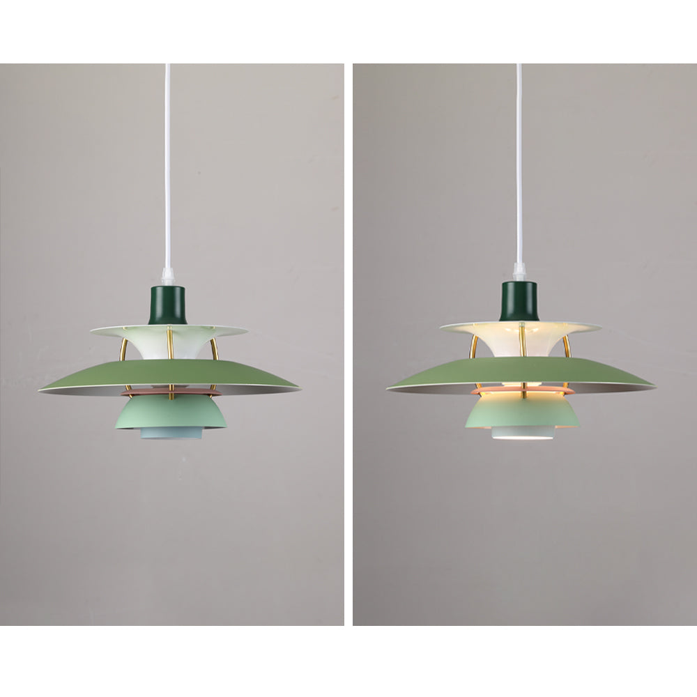 Deux vues de la suspension scandinave en métal coloré vert clair